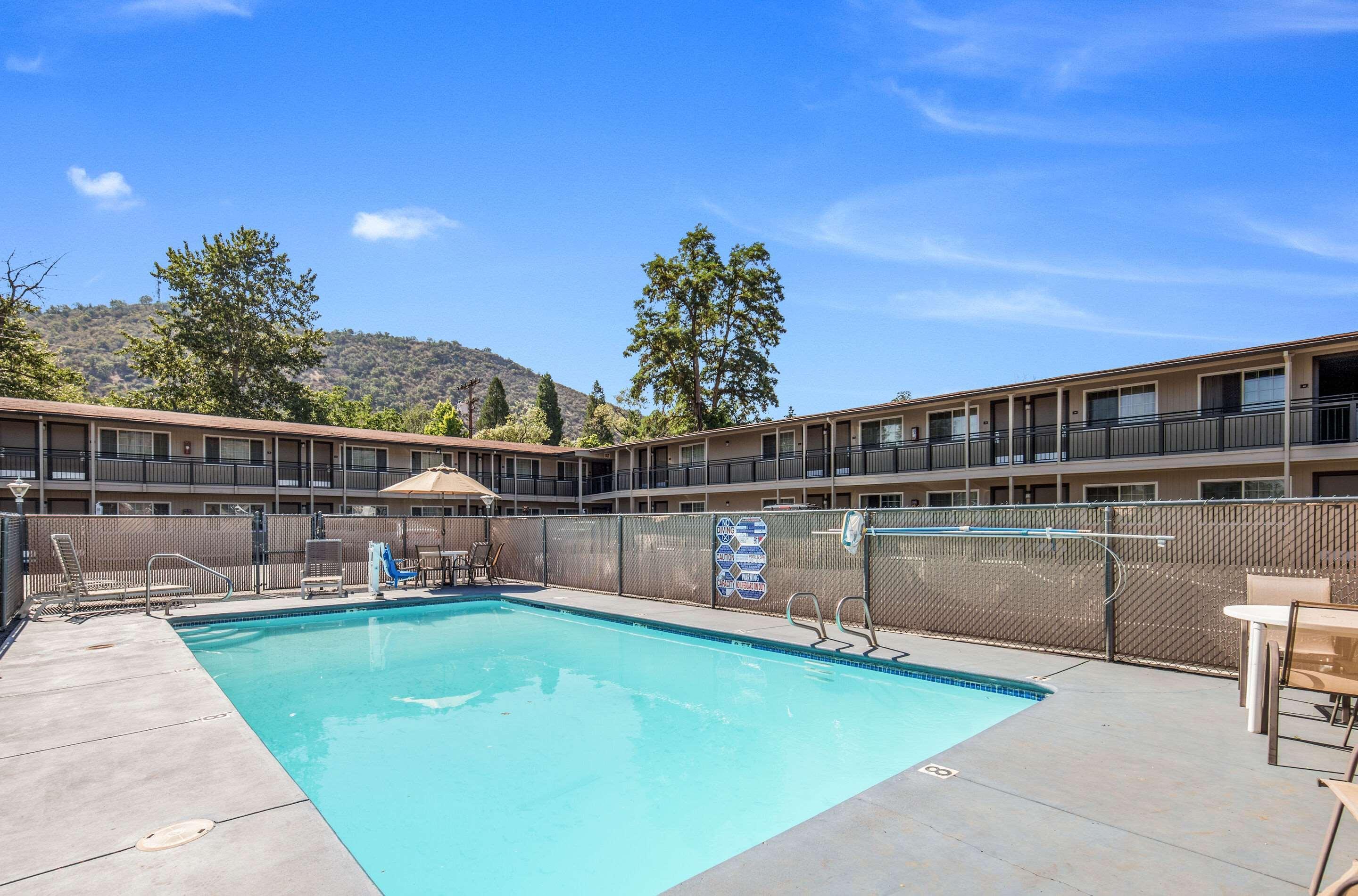 Econo Lodge Inn & Suites Yreka Exterior photo